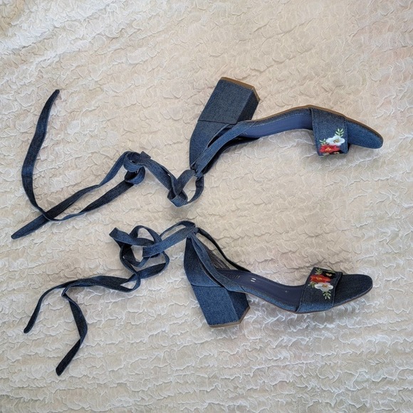 KENNETH COLE REACTION Denim Embroidered Heels Size 6.5 - Picture 2 of 10